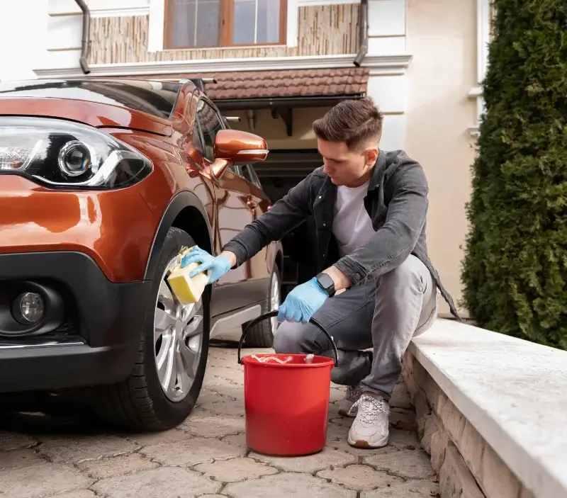 Lavage auto à domicile Verneuil d'Avre et d'Iton : professionnel intervenant sur un véhicule